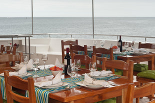 al-fresco-dining-seaman-journey-galapagos-wildlife-yacht-safari.jpg