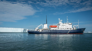 Arctic Expedition cruise ship at Braswellbreen - Bjoern Koth