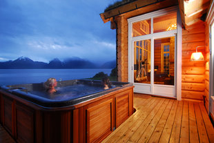 Hot Tub with an Arctic View - Lyngen Alps Luxury Accommodation