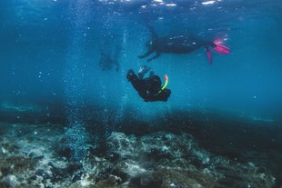 three-snorkelers-kleifarvatn-geothermal-by-e-magnusson-1800x1200.jpg