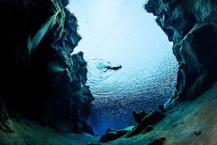fisheye-image-snorkeler-swimming-between-continents-silfra-anders-nyberg-1800x1200.jpg