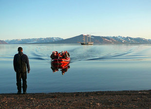 Zodiac landing in Spitsbergen - Jan de Groot