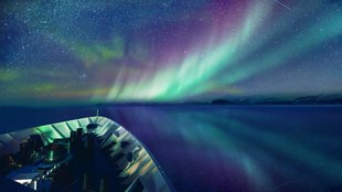east-greenland-northern-lights-voyage-cruise-holiday-ship-aurora-borealis-svalbard-arctic-polar-travel-spitsbergen-expedition.jpg