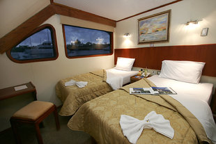main-deck-cabin-galapagos-yacht-safari.jpg
