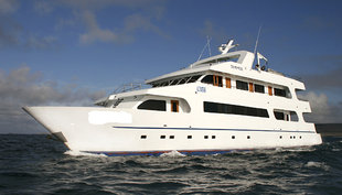 Yacht Galapagos Lodge Safaris wildlife.jpg