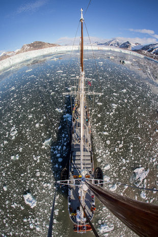 from-the-mast-arctic-spitsbergen-sailing-wildlife-marine-life-voyage-guide-expedition-cruise-tall-ship-summer-family-photography-jordi-plana.jpg