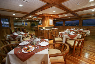 dining-room-wildlife-yacht-lodge-safari-galapagos.jpg