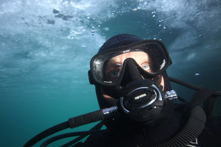diver-large-fish-Grimsey-drangey-diving-iceland-marine-life-erlendur.jpg