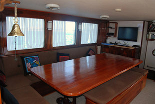 lounge-area-Samba-galapagos-wildlife-marine-life-Sailing-motor-yacht-safari.jpg