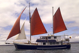 Samba under sail in the Galapagos