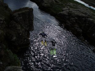 snorkelers-silfra-midnight-sun-tobias-klose-.jpg