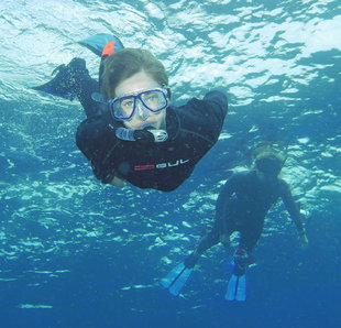 Family snorkelling in Raja Ampat - Aqua Firma