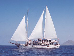sailing-yacht-galapagos-wildlife-yacht-safari.jpg