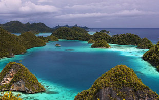 raja-ampat-irian-jaya-indonesia-dive-liveaboard-voyage-holiday-vacation-scuba-diving-adventure-travel-misool-salawati-batanta-waigeo-islands-robert-wilpernig.jpg