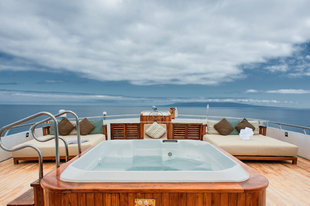 jacuzzi-sea-star-journey-galapagos-yacht-wildlife-safari.jpg