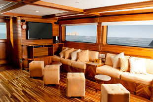 lounge-galaxy-galapagos-wildlife-yacht-safari.jpg