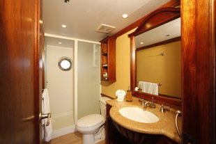 grace-bathroom-horizontal-galapagos-wildlife-yacht-safari.jpg