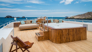 jacuzzi-sea-star-journey-galapagos-yacht.jpg