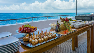 al-fresco-dining-seaman-journey-galapagos-wildlife-yacht-safari-cruise.jpg