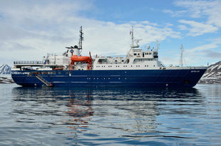 Ice Strengthened Ship in Spitsbergen - Sandra Petrowitz