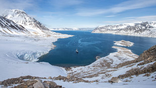 Hiking in Spitsbergen - Jordi Plana