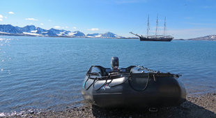 Zodiac Landing in Spitsbergen - Jordi Plana