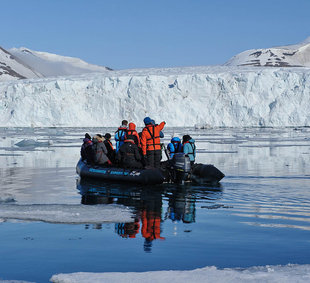 Zodiac Cruising in Spitsbergen - Sandra Petrowitz