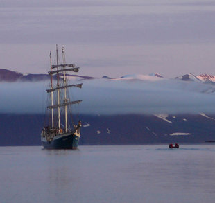 north-spitsbergen-tallship-sailing-photography-voyage-svalbard-arctic-polar-travel-holiday-vacation-antigua-september-jan-de-groot2.jpg