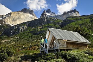 cabanas-los-cuernos-torres-del-paine-patagonia-chile.jpg