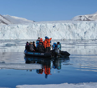 Zodiac cruising in Spitsbergen - Sandra Petrowitz