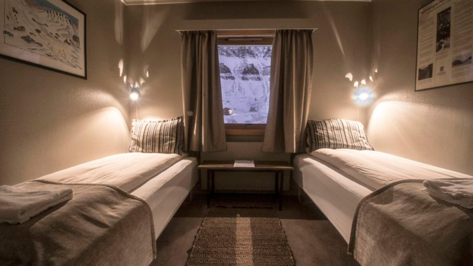 Двухместная комната. Лонгйир Норвегия отель. Фото двухместная комната. Комната уголь.