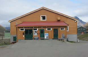 Coal-Miners-reception-longyearbyen-spitsbergen.jpg