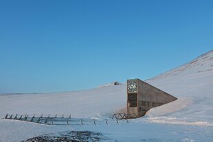 hiking-seed-vault-svalbard-spitsbbergen.jpg