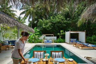 butler-service-raffles-maldives-meradhoo-huvadhu-luxury-resort-snorkeling-scuba-diving-holiday-vacation.jpg