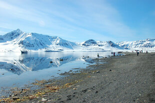 Arctic-Spring-Sailing-Voyage-Hike-Sail-Hiking-Snowshoeing-Spitsbergen-May-Rembrandt-Philipp-Schaudy.jpeg