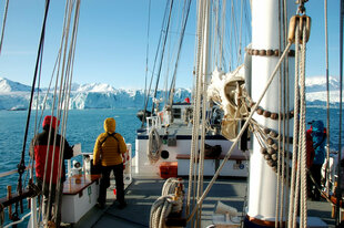 Arctic-Spring-Sailing-Voyage-Rembrandt-Brigantine-Hike-Sail-Hiking-Snowshoeing-Spitsbergen-May-Philipp-Schaudy.jpeg