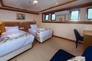 tiburon-suite-cabin-galapagos-yacht.jpg