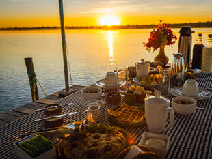 You can eat breakfast at sunrise at Lagoa das Araras