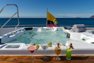 natural-paradise-jacuzzi-galapagos-yacht.jpg