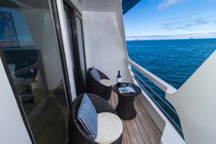 natural-paradise-jr-suite-balcony-upper-deck-galapaos-yacht.jpg