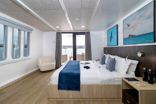 natural-paradise-suite-upper-deck-galapagos-yacht.jpg