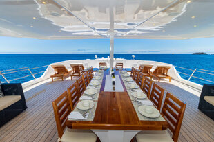 natural-paradise-al-fresco-dining-galapagos-yacht.jpg