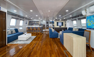 natural-paradise-galapagos-yacht-social-area.jpg