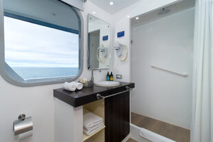 natural-paradise-jr-suite-bathroom-upper-deck-galapagos-yacht.jpg