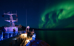 MS Spitsbergen under the Northern Lights - HX Expeditions - Kay Fochtmann
