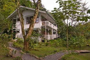 The gardens of the lodge in the foothills of El Valle de Antón