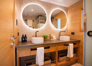 The Premium Suite: Bathroom