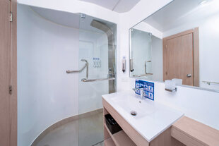 Stateroom: Bathroom