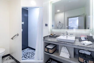 Galapagos Horizon, Bathroom