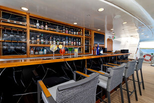 Galapagos Horizon, Bar